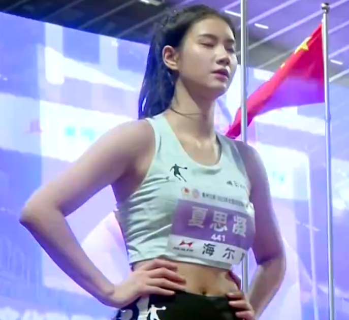 着向观众们